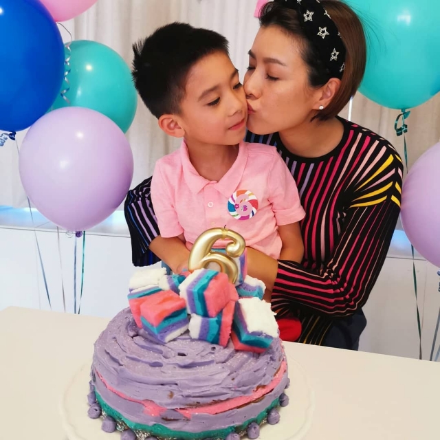 陈茵媺花了6小时为儿子制作彩虹生日蛋糕。