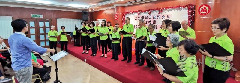 许田畲（左）指挥巴生福建会馆妇女组合唱团演唱经典名曲。