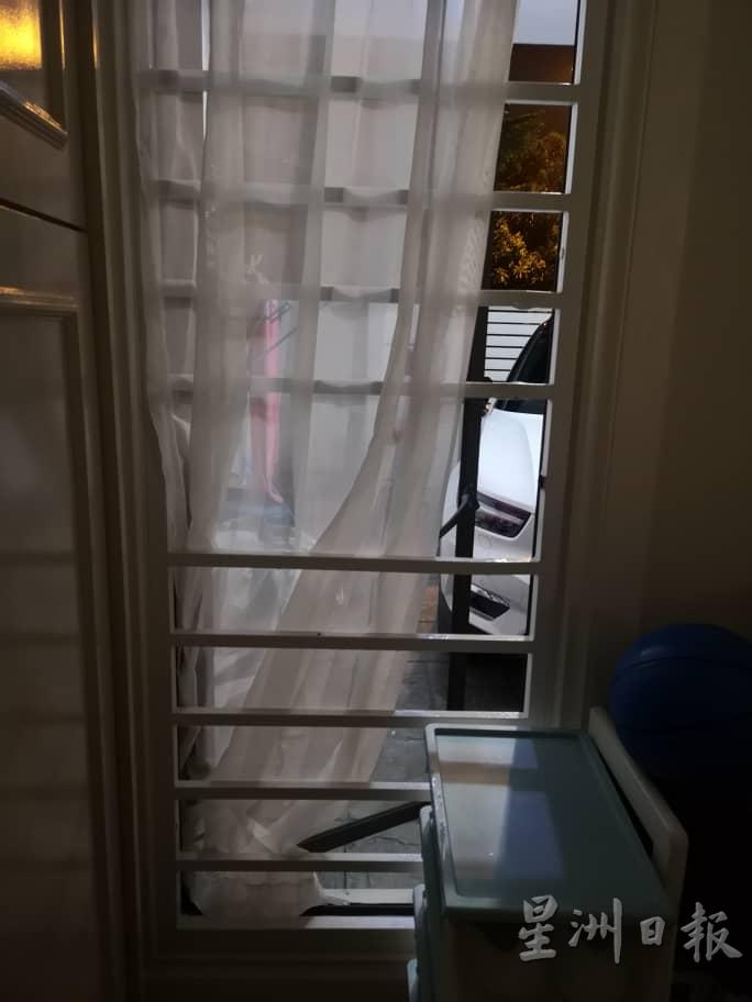 匪徒试图撬开落地窗的铁支入屋行窃。