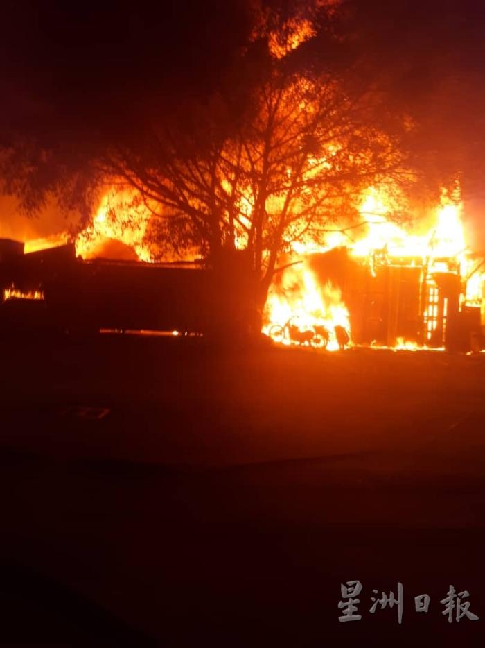 增江北区于凌晨发生的火灾造成多间店屋被烧毁，猛烈的火势更耗费了45分钟才受到控制。