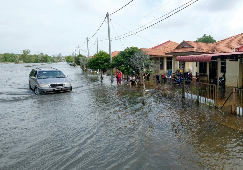 瓜拉尼鲁斯迪沙丹绒达迈花园住宅区因河水泛滥被水淹，约400间屋子受到影响。
