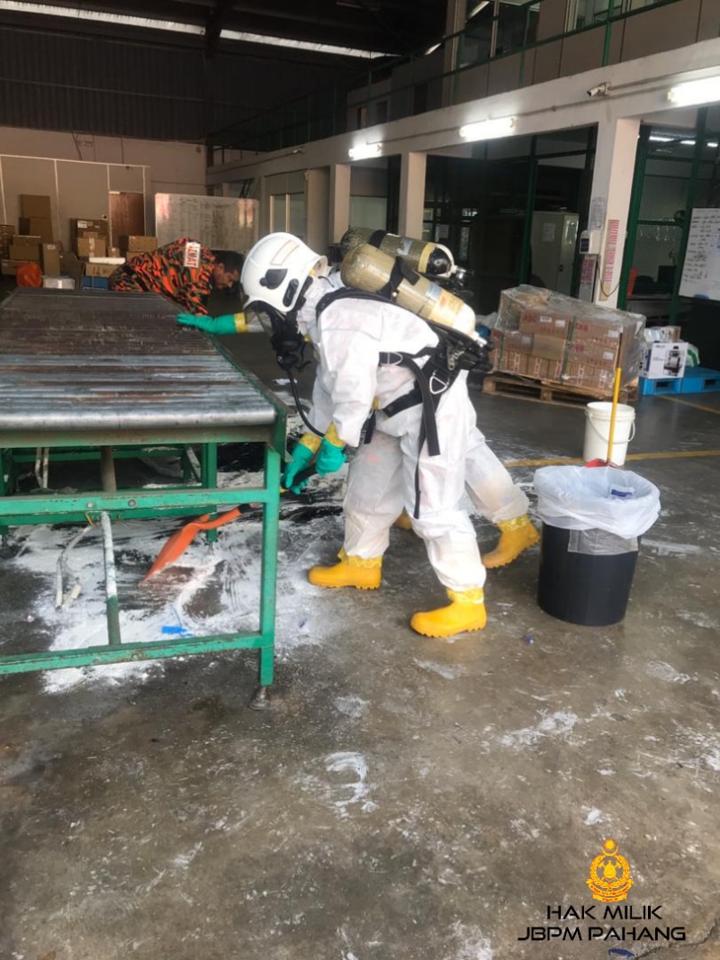危险化学品处理队正进行清除工作。
