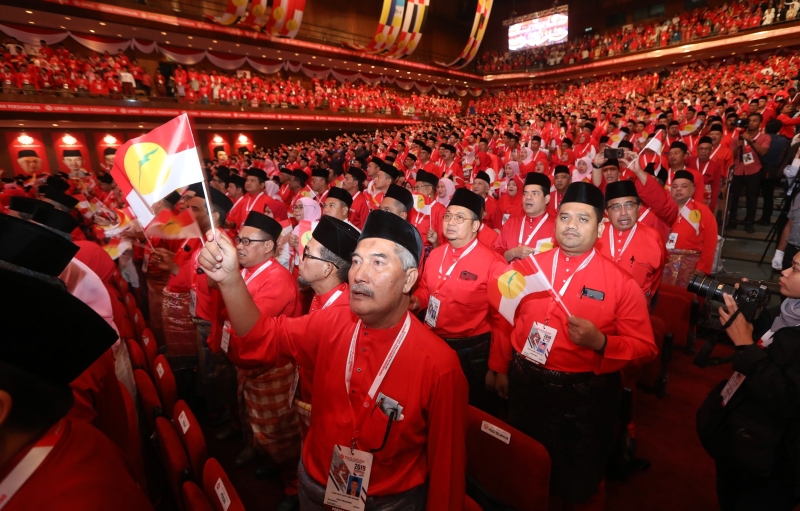 逾2000名党员出席巫统大会，挥动党旗士气高昂。