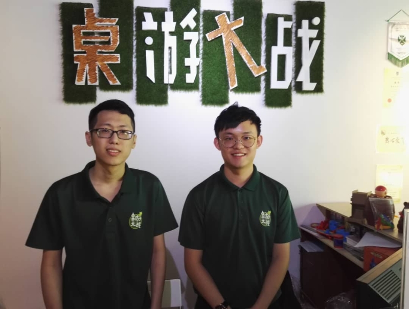 陈嘉伟（左）与纪良泽大胆尝试，在麻坡开设桌游中心。