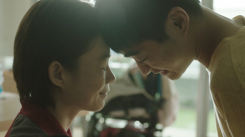 杨雁雁（左）和台湾男星潘纲大在《影匿人生》演出一对自闭症母子，两人在剧中有许多杨雁雁和潘纲大的精彩对手戏。