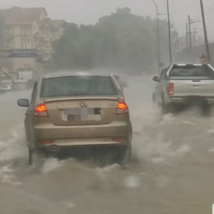 路面大积水，车子小心翼翼地涉水而过。