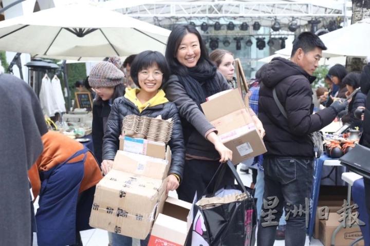 Tala（右）盒工作人员收集纸箱盒鸡蛋盒，供农友重复使用。（图片：北京有机农夫市集）