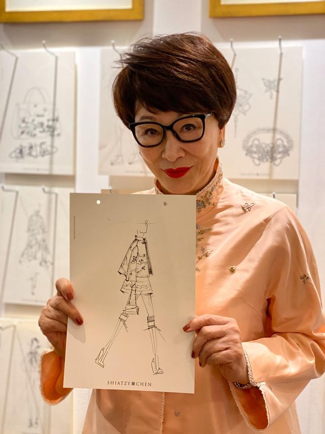 金马影后徐枫特别来马参观夏姿“针间絮语”展览，亲自挑选了喜爱的手绘设计图稿。