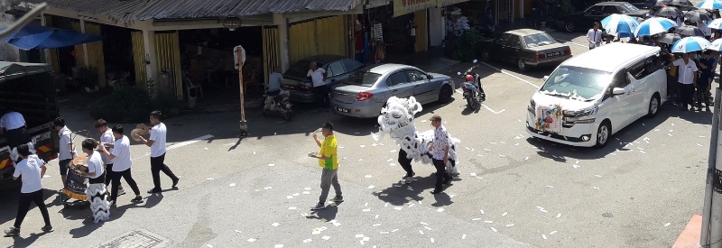 晏斗小镇首次出现“孝狮”送殡一幕，吸引许多居民观看。