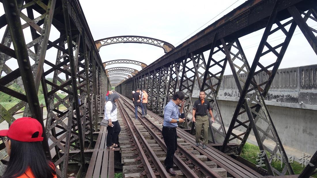 每天参观维多利亚铁桥的游客近200人，公共假期及学校假期人数更多。（图：星洲日报）