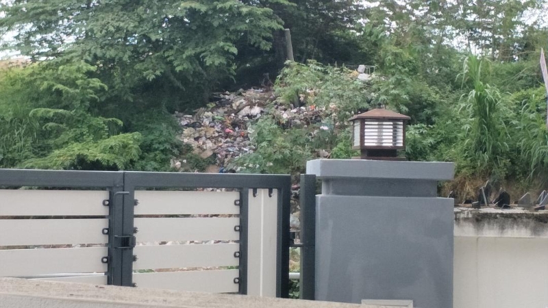 非法垃圾堆与花园住宅区只有咫尺之遥。