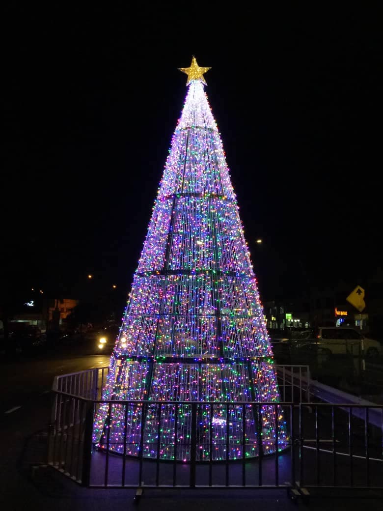 沙登国州议员办公室联合关爱沙登教牧团契，在沙登商业城搭起21呎高的LED圣诞树，供民众拍照打卡，感受圣诞气氛。