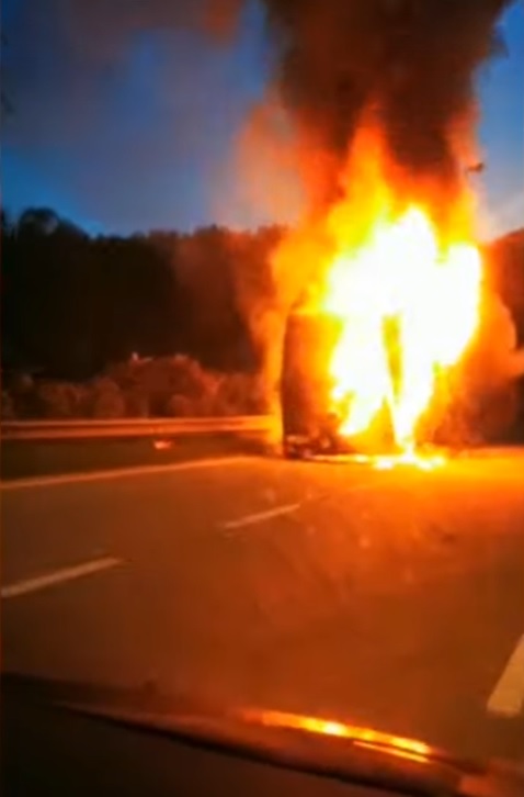 巴士在路旁燃起熊熊大火，所幸无人伤亡。