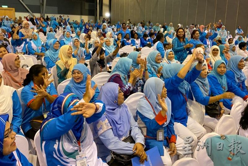 妇女组代表大会因遴选代表出席全国大会被指有欠公平，出席者比出拒绝手势抗议。