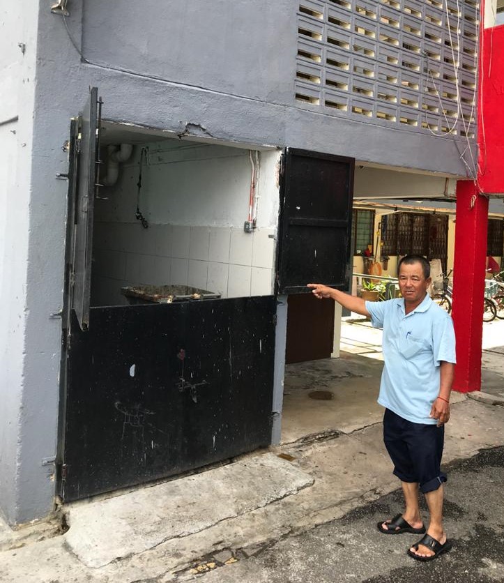 郑天财：清洁工友近期收集垃圾后没将铁门拴上，以致铁门被风吹时，与墙壁碰撞发出嘈杂声，妨碍居民睡眠。