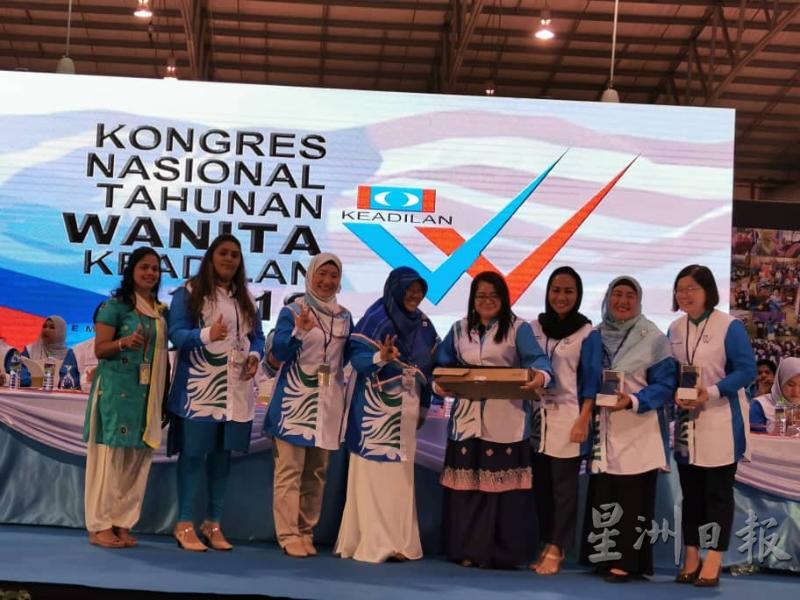 哈妮扎（左四）颁发手提电脑给招收最多女党员的雪州代表，左三为达罗雅。