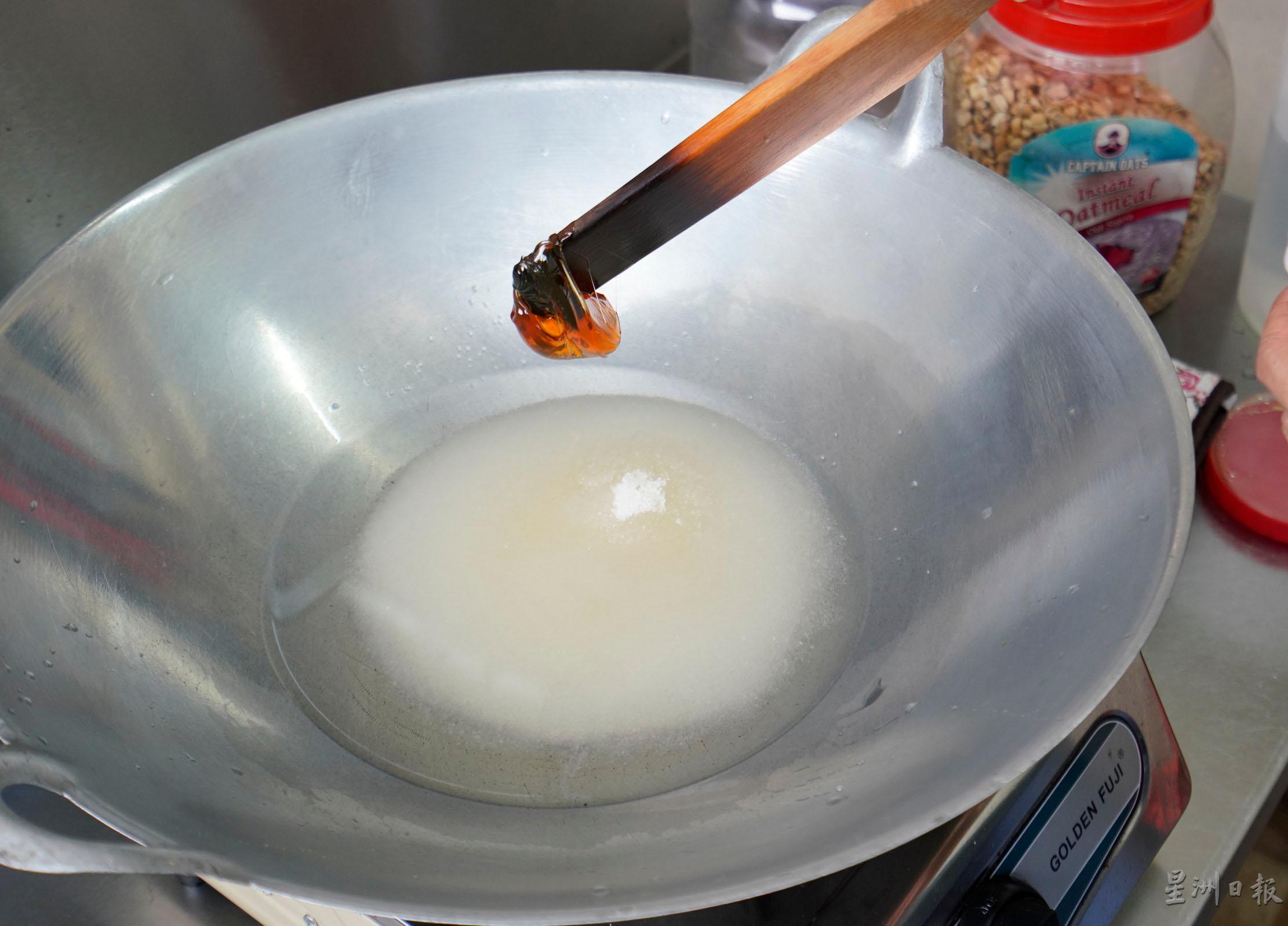 把花生倒入锅里之前，得先煮开混合了白米醋、糖、麦芽糖和水的食材，再煮上20分钟。（图：星洲日报） 