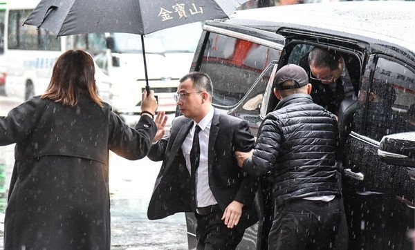 浙江卫视委派代表赴高以翔灵堂，为了避免引起争议，代表人员混在粉丝群众低调致哀。