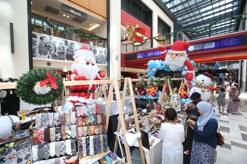 圣诞市集中设有许多圣诞气球装置，营造欢乐的圣诞气氛。