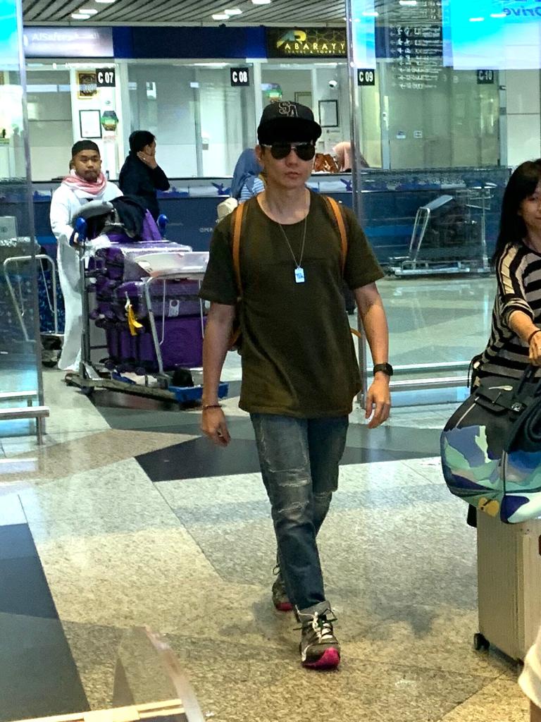 林俊杰6是下午飞抵大马，戴着墨镜的他，一身酷帅休闲打扮现身吉隆坡国际机场。