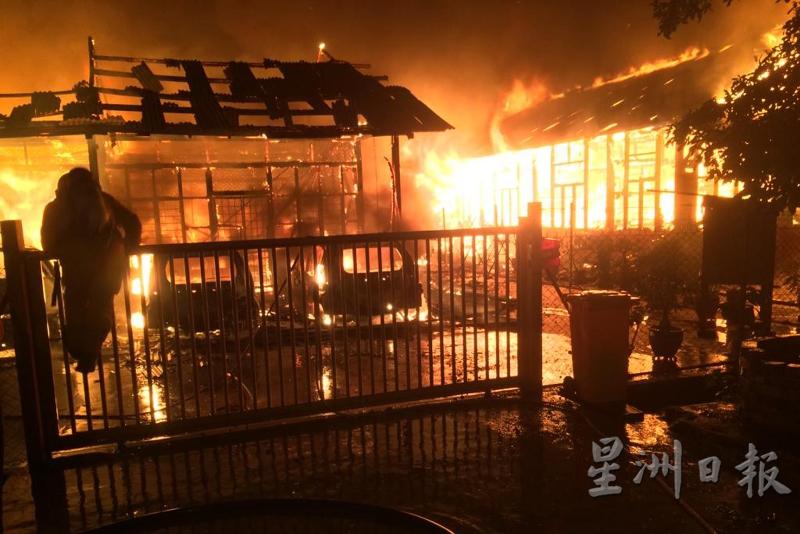 班达马兰新村宾才路两间木屋昨日凌晨3时许发生火灾，酿成3死1伤悲剧。