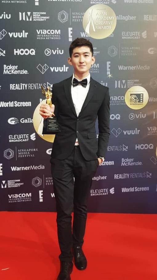 Astro 《勇气棒嘟嘟迎春接福大庆典》荣获 《2019亚洲影艺创意大奖》最佳综艺娱乐奖，节目导播关伟杰亲赴新加坡领奖。
