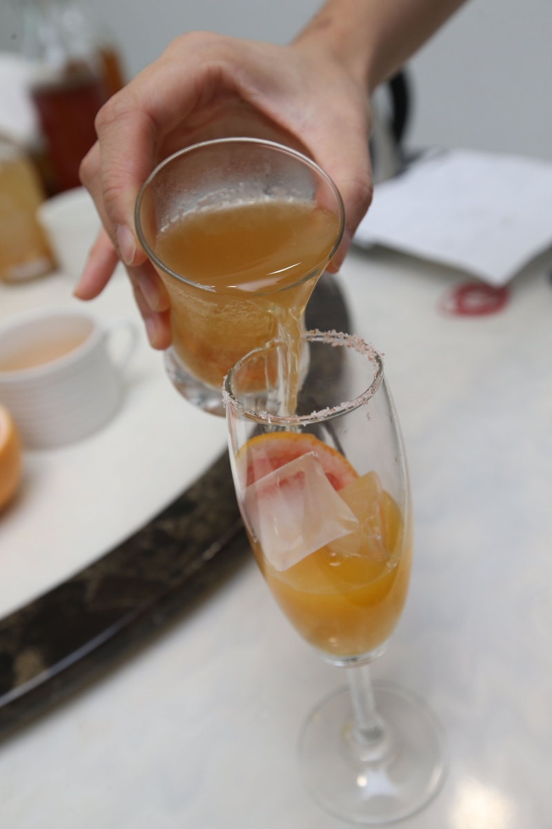 倒入橙汁，接著倒入姜味康普茶（姜味康普茶需先用姜片与康普茶基底发酵5天）。