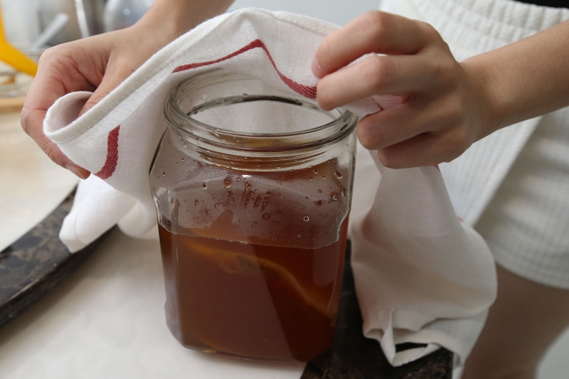 用能透气的布包著玻璃罐，然后在室温存放3星期就成了康普茶。