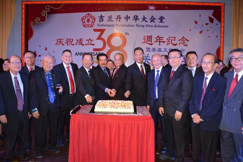 黄保俊（右五）与一众理事和嘉宾切下蛋糕，同庆丹华堂成立38周年纪念。