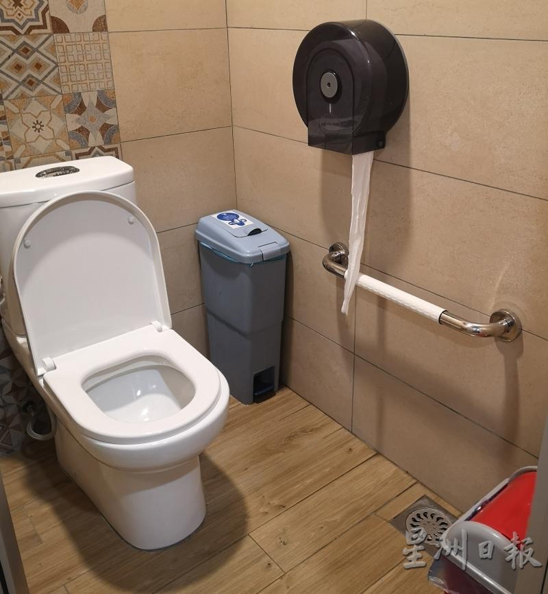 金坊茶餐厅的厕所设计时也加入许多人性考量，包括增添扶手，以方便年长者或身障人士能方便上厕所。