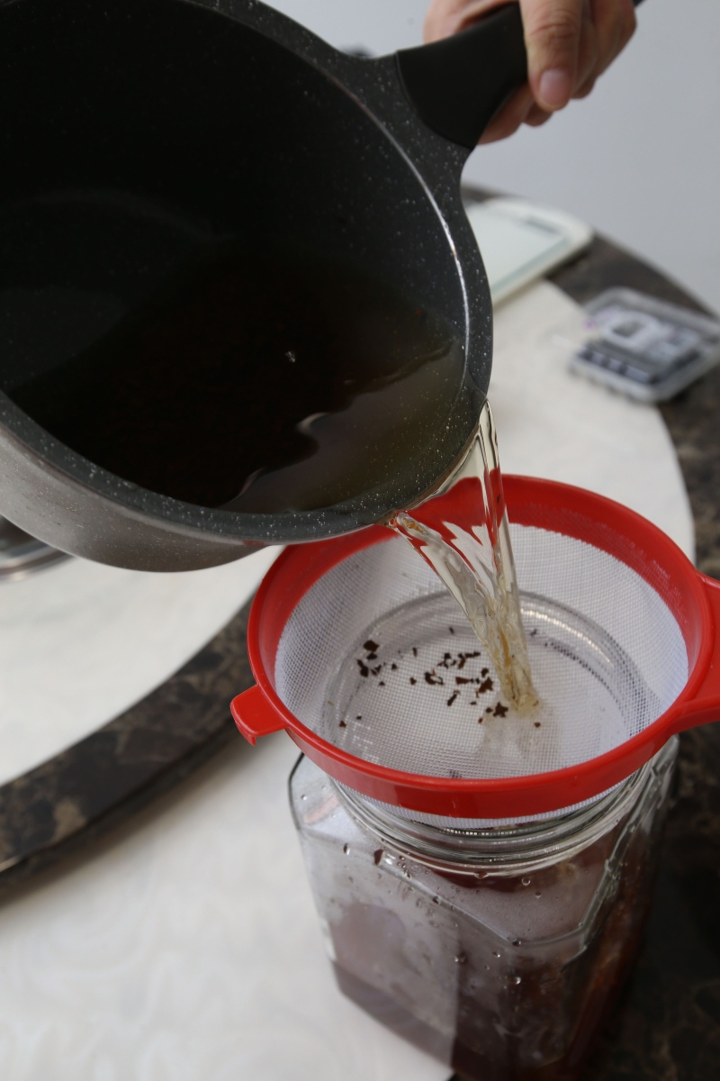 将浸泡茶叶的水，过滤倒入玻璃罐。