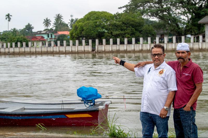 兰斗班让居民称，泰国政府在泰南边界建设防洪堤后，哥乐河河水泛滥时，强劲水流更快速的溢入兰斗班让。（图：马新社）