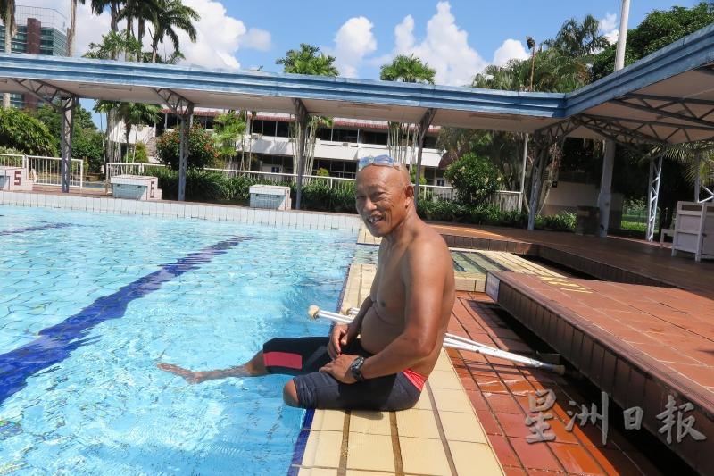 身残志不残！现年67岁的朱乃迪包章凭坚韧的毅力和能耐，成为合格的水上施救员。他希望在游泳池、河流、瀑布或海边等地方不幸发生溺水事故时，可以充当拯救者的角色。