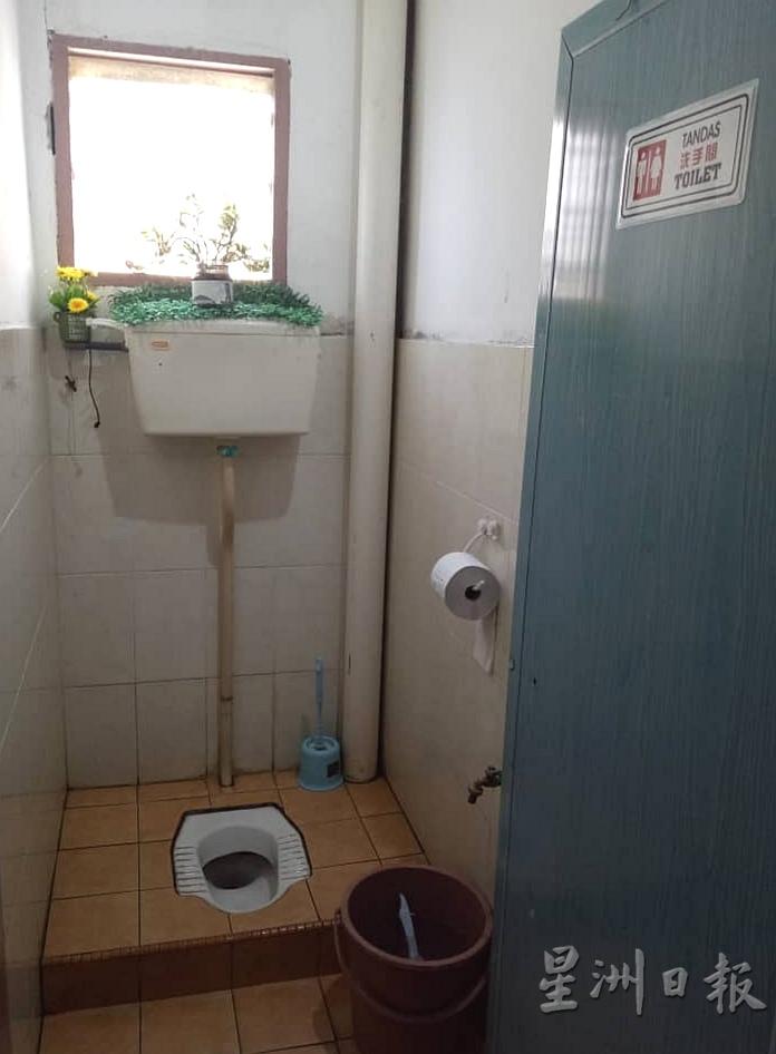 结缘素食的厕所虽不大，但却非常干净通风，而且还在厕所内摆放种植，绿化环境。