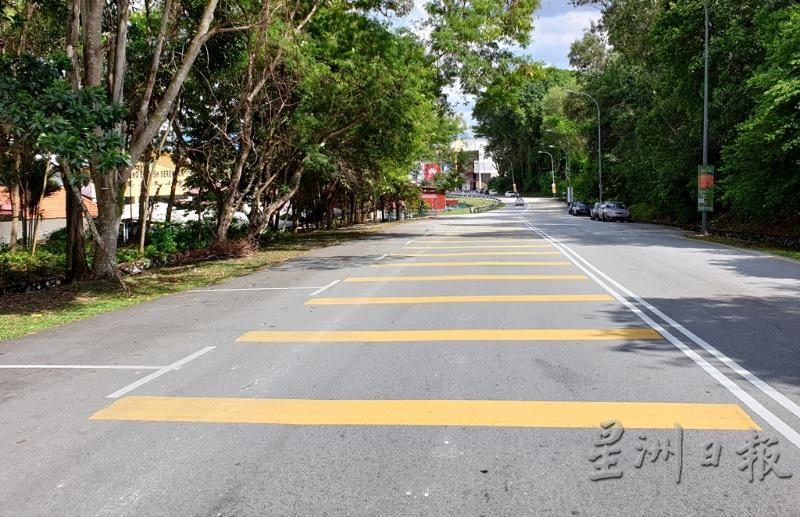 标准的黄色缓冲线无法阻止车辆下坡减速，芙蓉市议会将“升级”为红色缓冲线。（图：星洲日报）