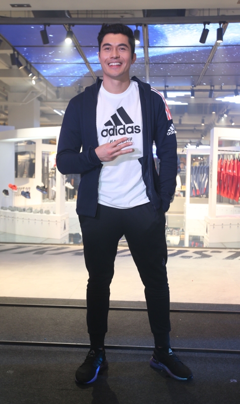 亨利高汀特别返马到双威金字塔购物中心为全马首家爱迪达品牌中心开幕礼站台，脚下还穿着最新款太空蓝配色的Ultraboost 20“最强跑鞋”。