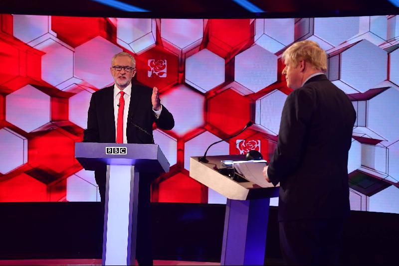 英国首相约翰逊和工党党魁科尔宾周五晚出席最后一场电视辩论，两人围绕脱欧等课题进行辩论。（图：法新社）