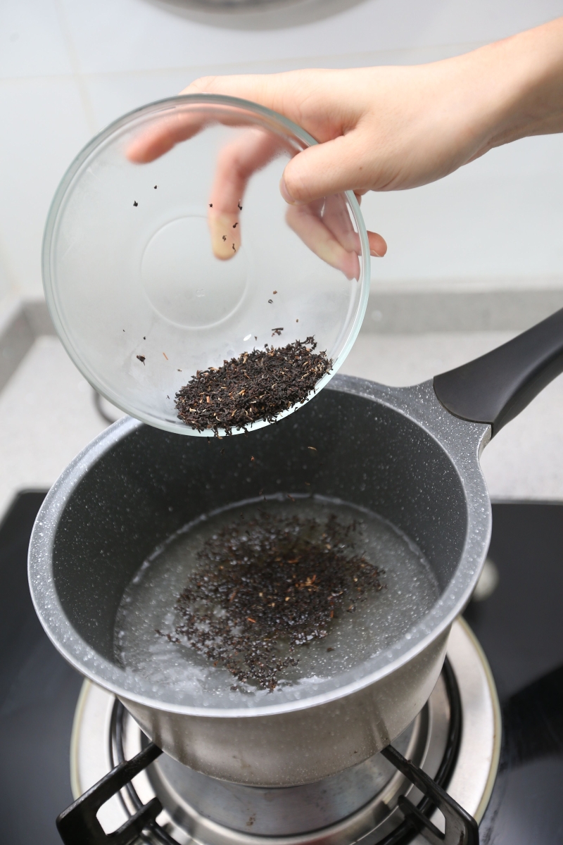 将400毫升的水煮沸腾后熄火，倒入茶叶，盖上锅盖焖5分钟。