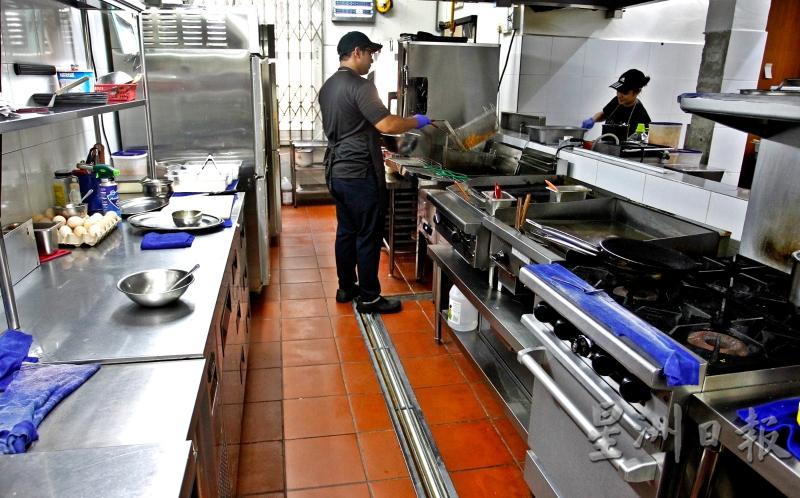 除了厕所和用餐区域，Strangers at Forty7餐厅的厨房也非常乾净，地板也不见油光。