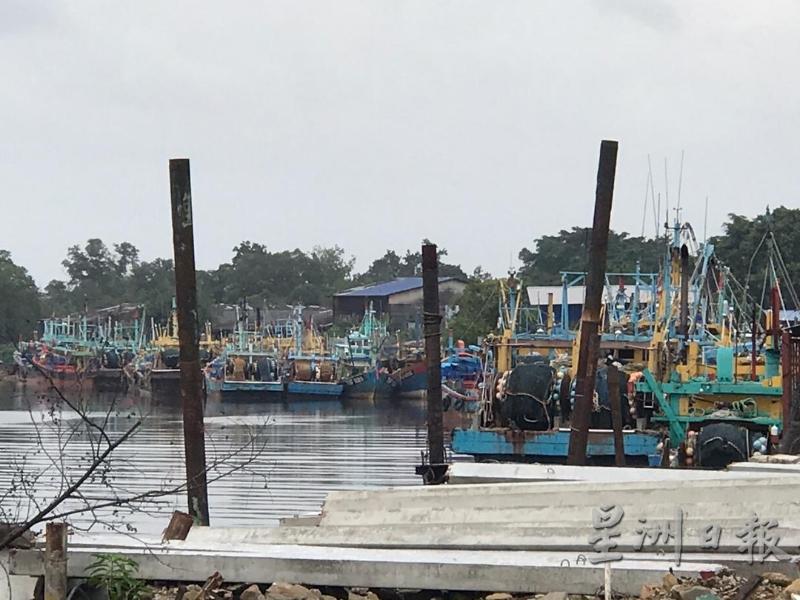 一些渔船业者把渔船停泊在码头挂起渔网。（图：星洲日报）