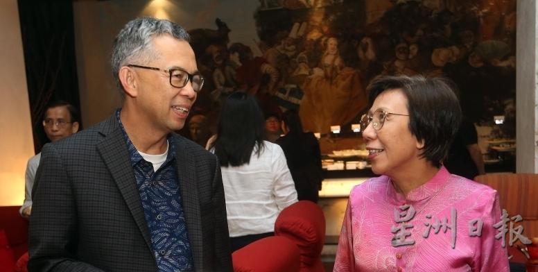 奥曼哈欣（左）在人权委员会媒体感恩晚宴期间与骆燕萍交流。