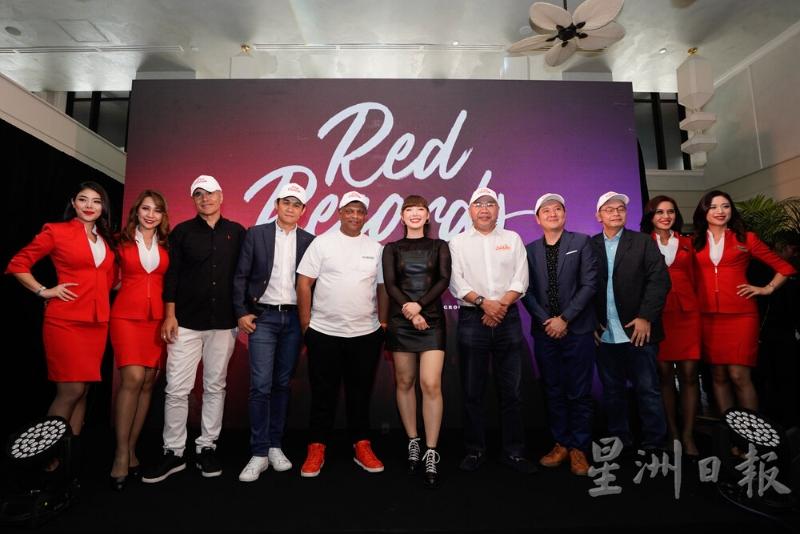 哈山乔杜里（左三起）、王应昌、东尼、雅娜妮杷拉薇、卡玛鲁汀、王骏荣、纳达布拉纳西里一起推介RedRecords。