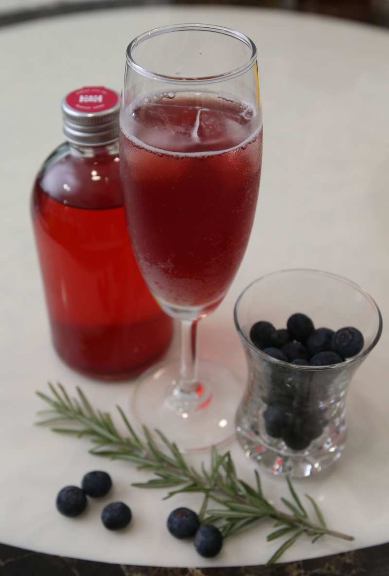 口感酸甜犹如红酒般的蓝莓迷迭香康普茶，可搭配西餐饮用。