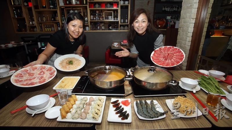 陈凯玲（右起）及刘小君对餐厅的环境卫生、食物品质和服务态度皆有一定的执着，坚持把最好的一面呈现给所有顾客。（图：星洲日报）