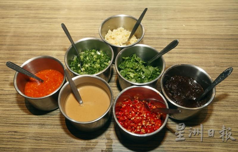 这7种酱料搭配在一起称作“混酱”，包括芫荽、聪、蒜米、沙茶酱、生虾酱及小辣椒，老板还会亲自为初次到来的顾客调配酱料。（图：星洲日报）