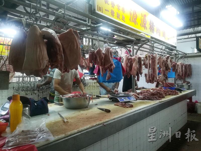 甘拔士屠宰场水供恢复后，猪肉贩的猪肉供应量销售于周六恢愎正常。（图：星洲日报）