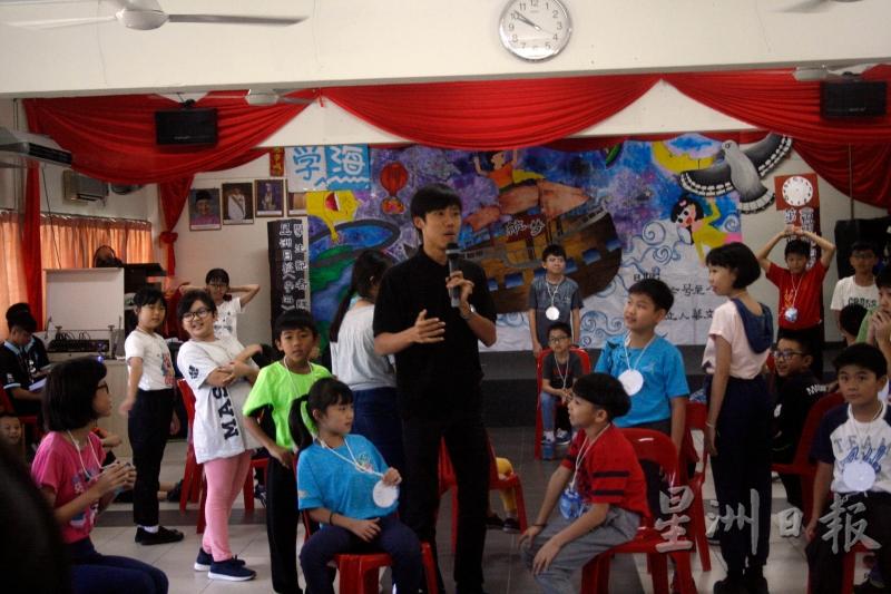 陈宏亮带动“反应训练”，让学生们了解表演者也要有良好的身体反应。（图：星洲日报）