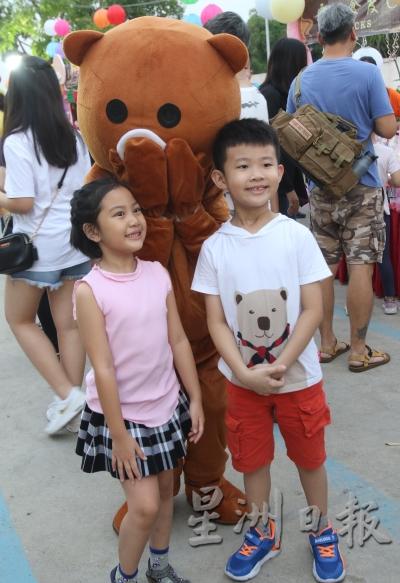 若你来到嘉年华，记得寻找可爱的吉祥物棕熊合照。（图：星洲日报）
