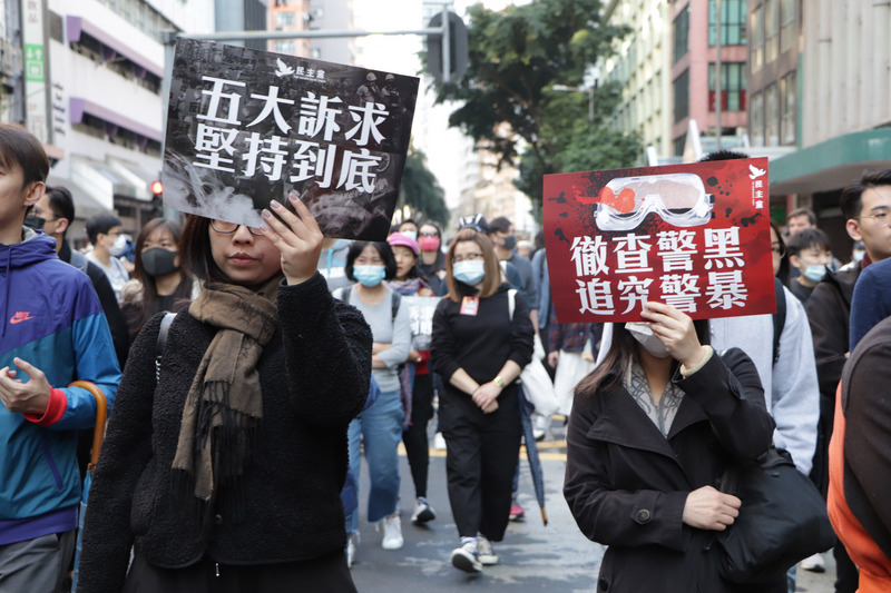 香港民阵8日发起游行，游行队伍从铜锣湾出发的时候，众人手持巨型横幅，上面写着“追究警暴，捍卫人权，五大诉求，缺一不可”。（图：中央社）
