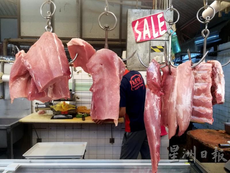 周六被送往甘拔士屠宰场的猪只，已进入正常宰猪运作，预料星期日的新鲜猪肉供应会恢复正常。（图：星洲日报）